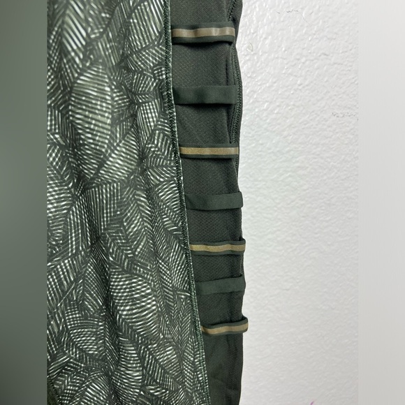 Lululemon Breezy Crop Jazzy Gator Full On Luxtreme Leggings Size 8 - Picture 5 of 9